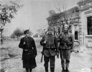 Bulgarischer, Deutscher und türkische Soldat patroullieren in einer Stadt der Dobrudscha