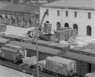Verladung von Militärtechnik und Containern der 1. Gardepanzerarmee im Güterbahnhof Dresden-Neustadt. Containerumschlag von Lastkraftwagen auf Güterwagen mit Autodrehkran : Dresden-Neustadt. Verladung von Militärtechnik und Containern der 1. Gardepanzerarmee im Güterbahnhof Dresden-Neustadt. Containerumschlag von Lastkraftwagen auf Güterwagen mit Autodrehkran