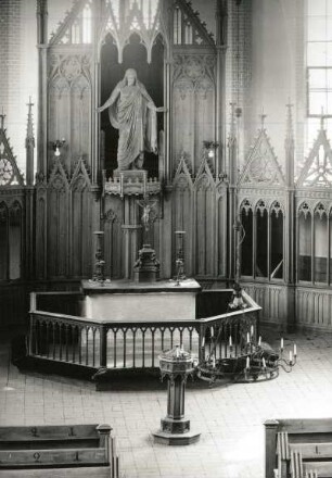 Altarwand mit segnendem Christus
