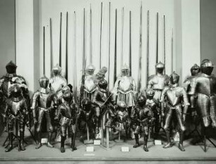 Gruppe von Prunk- und Kinderharnischen