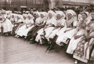 Trachten aus der Niederlausitz : Kleidung - niedersorbische Tracht. Ort: Delnja Łužica / Niederlausitz. Frauen aus der Niederlausitz, hier wahrscheinlich auf der "Niederschlesischen Gewerbe- und Industrie-Ausstellung" in Görlitz