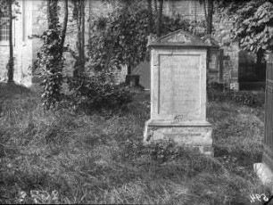 Grabstein von Johann Friedrich Reichardt auf dem Friedhof St. Bartholomäus vor der Erneuerung. Im Hintergrund die Ostfront der Bartholomäuskirche.