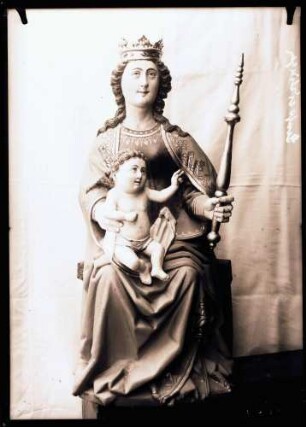 Pfarrkirche; Sitzende Madonna, spätgotisch