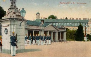 Postkartenalbum mit Motiven von Karlsruhe. "Karlsruhe in Baden. Schlosswache". Schlosswache vor einem Wachhäuschen am Schloss
