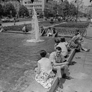 Passanten am Brunnen vor Café Lindencorso, 1966. SW-Foto © Kurt Schwarz.