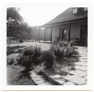 Garten am Landhaus van Beek am Seddiner See: Wohnhaus Seite mit Pergola und Plattenweg