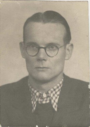 unbekannt: junger Mann mit Brille: Porträtfoto Kopf;