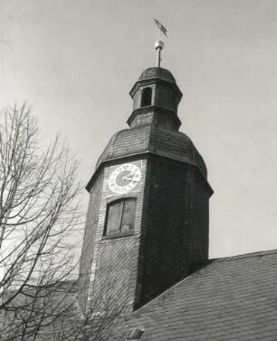 Nassau (Kreis Brand-Erbisdorf). Pfarrkirche (1526, 1855/1858) Dachreiter mit Uhr