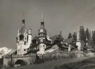 Sinaia. Schloss Peles (um 1900). Ansicht mit Bucegi-Kamm