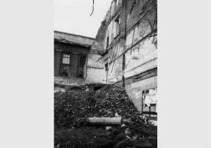 Bauschutt vor dem zerstörten Neuen Museum