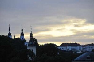 Türme auf der Kleinseite von Prag : Blick auf Kirchtürme (links Türme des Strahov-Klosters) auf der Kleinseite am Abend. Aufgenommen am 31. Juli 2009 in Prag