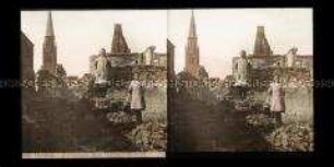 Mädchen in den Ruinen mit Blick zur Neuen Kirche, Goldap