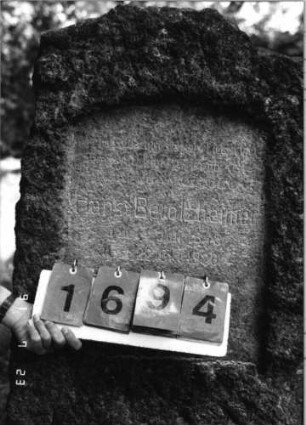Grabstein 1694 [Hahn S. 45 Grab-Nr. 2482]: Grabstein 1694 (Detailaufnahme) [Hahn S. 45 Grab-Nr. 2482]