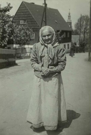 Seiffen (Erzgebirge). Portrait der Spielwarenarbeiterin Horn