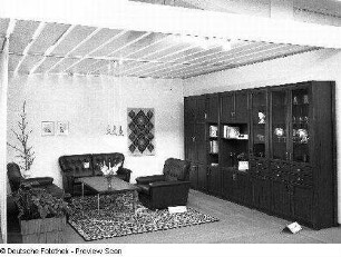 Ausstellungskoje des VEB Möbelkombinat Berlin (MKB) mit Wohnzimmermöbeln. Ansicht mit Sitzgruppe "Mini V" und Anbauwand "Sewan" (Modell 83/14)