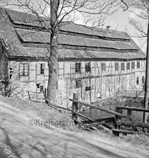 Drahtmühle: vorn Weg: rechts Holzgeländer: dahinter Bäume und Mühlenbach: hinten rechts Brücke