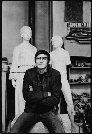 Statue : Der Bildhauer Wilfried Fitzenreiter in seinem Atelier vor zweien seiner Plastiken