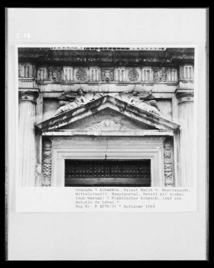 Giebelschmuck am westlichen Hauptportal des Palacio de Carlos V