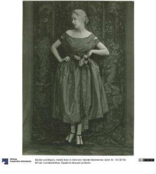 Heddy Sven in Kleid von Valentin Manheimer