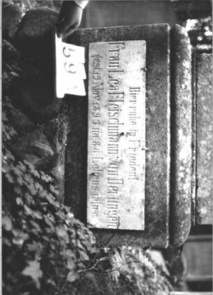 Grabstein 59 (Index: 100112762) Zustand: Inschrifttafel fehlt, Sockel beschriftet Maße HxBxT: 160x69x35 cm: Grabstein 59A