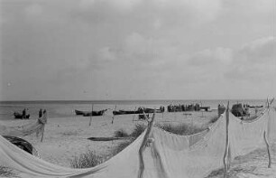 Prerower Strand mit Badegästen und Fischern