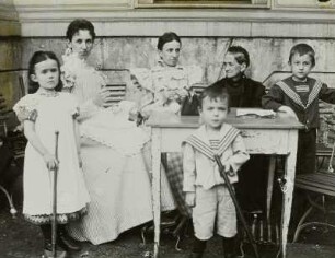 Kroll, Anna, geb. Finsterbusch, Finsterbusch, Auguste Luise, geb. Oertel, Wilhelm, Rudolf und Johannes Kroll : Die Schwestern Margarethe Finsterbusch und Anna Kroll mit ihrer Mutter Auguste Finsterbusch und deren Enkelkindern Margarethe, Johannes und Rudolf Kroll