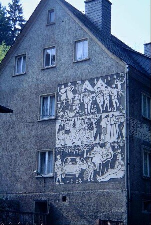 Wohnhaus beim Urlauberobjekt "Finkenmühle" mit Wandrelief idealisierten DDR-Lebens