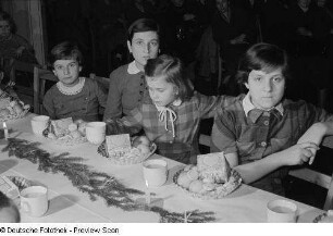 Kindertisch der Weihnachtsfeier des VEB Kartographie