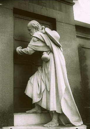 Dresden-Loschwitz, Anklopfender Pilger, Grabmal des Landschaftsmalers Eduard Leonhardi und seiner Ehefrau Apoline auf dem Loschwitzer Friedhof