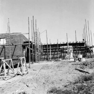 Wohnungsbau: Wohngebiet Kellerberg-Süd: Wohnhäuser im Rohbau mit Gerüsten