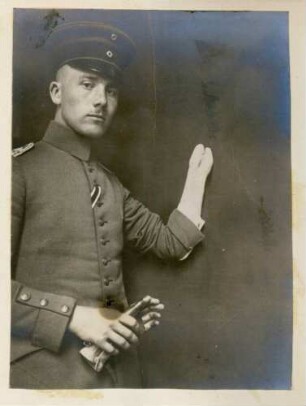 Foto eines an den Fingern der linken Hand amputierten und die Handfläche zusammen ziehenden Soldaten im Kngl. Reservelazarett in Singen