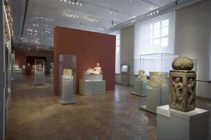 Blick in Raum 2 der Dauerausstellung der Antikensammlung im Alten Museum (Obergeschoss): Etrurien - Städte, Heiligtümer, Nekropolen (Grabplastik aus Chiusi)