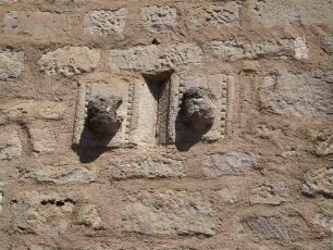 Kirchhofmauer im Süden über Ortsseite mit Schmuckscharte (Relief- und Steinköpfe)