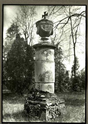 alter Friedhof. Grabstein Anf. 19. Jh. Vergleich 411. G