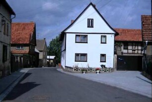 Dorfstraße mit Bauernhöfen, Gehöftzufahrten