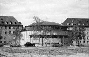 Freiburg: Klinikkirche, Blick von Norden, Vordergrund Autos