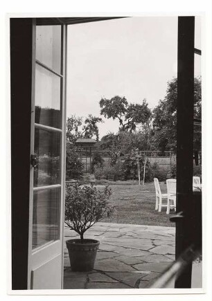 Garten Prof. Wilhelm Kempff, Potsdam: Blick aus dem Haus auf die Terrasse