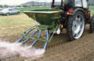 Fotografie: Gartenbautechnik-Freiland, Düngung, Schleuderstreuer, Zweischeibenstreuer