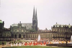 Dresden-Altstadt. Zwinger. Fest im Zwingerhof. Blick zur Sophienkirche