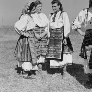 Tanzgruppe. Tänzerinnen einer Folkloregruppe in bulgarischer Tracht