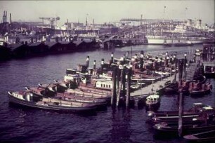 Reisefotos. Schiffe im Hamburger Hafen. Ansicht mit Passagierschiff "Milwaukee"