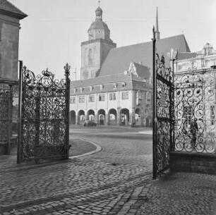 Blick vom Schlosshof zur Marienkirche : Dessau, Blick vom Schlosshof über den Großen Markt auf die Kolonnaden und die Marienkirche