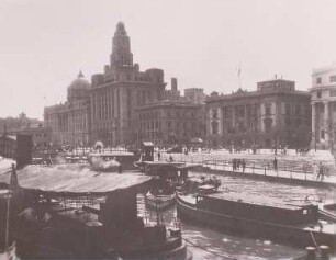 Shanghai, China. Hongkong-Shanghai-Bankzentrale (1923) und See-Zollamt (1927) am "Bund", Hauptstraße und Uferpromenade am Fluß Whangpoo (Huangpu) mit Schiffsverkehr