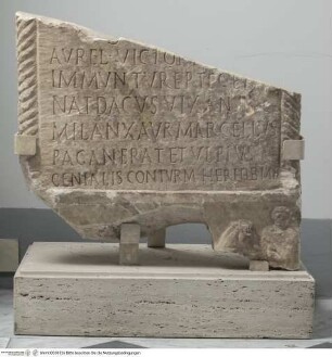 Stelenfragment mit Grabinschrift "[D(is) [M(anibus)]... // AVREL(ius) VICTOR..."