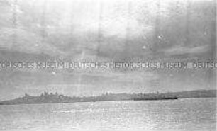 Selbstversenkung des Hochseepassagierdampfers "Columbus" am 19. Dezember 1939, Besatzungsangehörige im Internierungslager auf Angel Island, Kalifornien, Blick über das Meer gen Festland