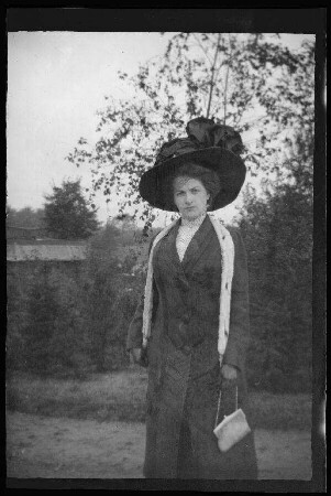 Hamburg: Dame ("nette Hamburgerin, mit der sich Eugen von Frauenholz gut vertrug") im Freien (zum Fotografen blickend)