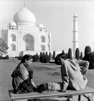 Familie vor Mausoleum Taj Mahal