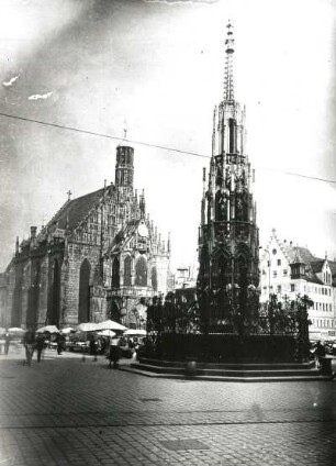 Nürnberg, Blick über den Hauptmarkt : Nürnberg. Hauptmarkt. Blick über den Schönen Brunnen (H. Behaim) nach Osten zur Frauenkirche