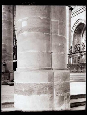 Heiligkreuzkirche, Säulenbasen