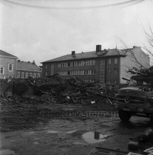 Hagenstraße: Abriss von Häusern für Neubau der Kreissparkasse Stormarn: Bauschutthaufen: vorn rechts Lkw: hinten links Rathaus, daneben Stadthaus und Altbau der Kreissparkasse